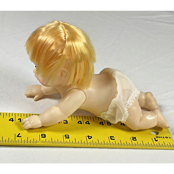 Fibre Craft Crawling Baby Doll 3079 Blue Sleepy Eyes Blond Vintage 7 in Long - Picture 6 of 8